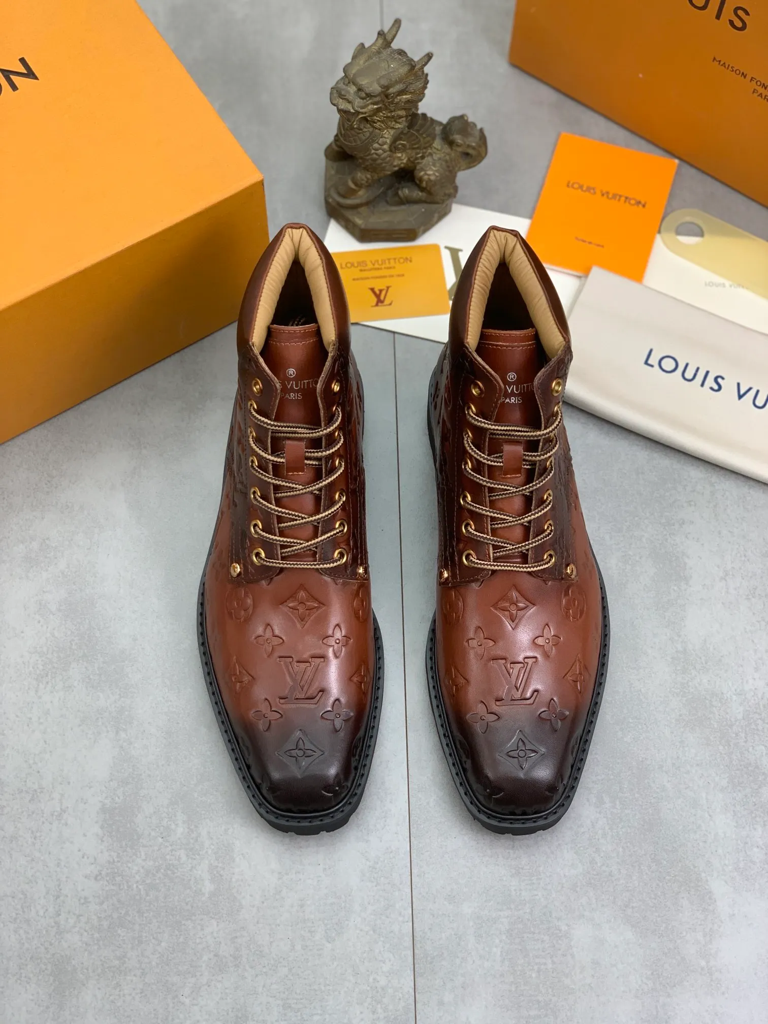 Men's shoes 💰P600 💰【New】🆘Water-dyed cow lining LV Louis Vuitton business high-top leather shoes, made of original imported Italian 🇮🇹 selected calfskin, full cowhide lining, carefully handmade by professional shoemakers, the original version is specially designed for wear-resistant outsole. Standard code: 38-44 3⃣️color🉑️select